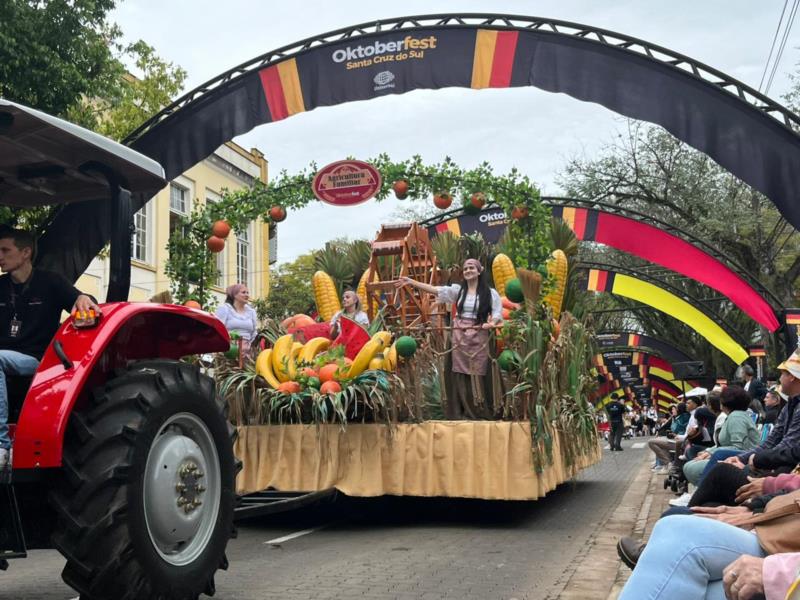 FOTOS: cultura alemã toma conta da Marechal Floriano no primeiro desfile da Oktoberfest