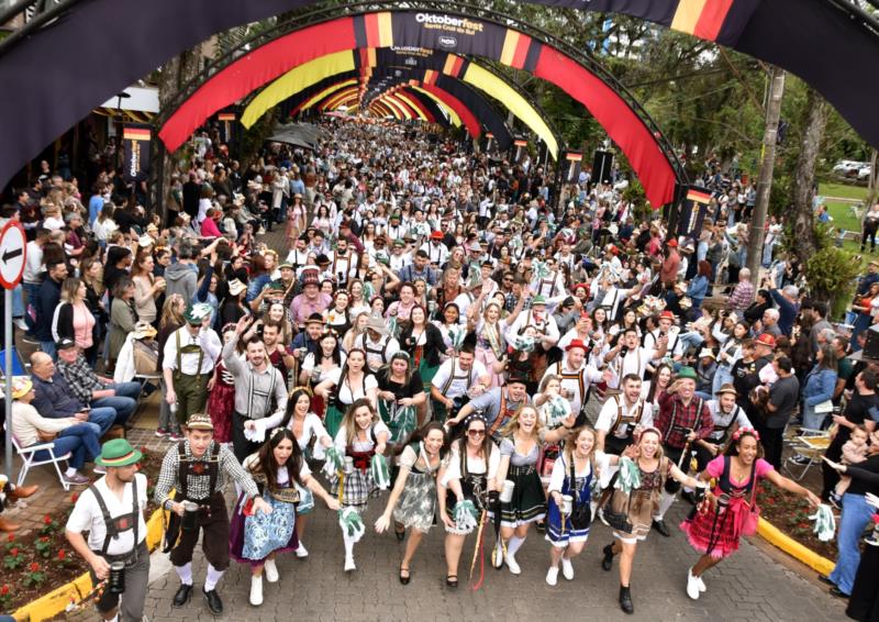 Primeiro desfile temático da 38ª Oktoberfest levou 40 mil pessoas ao centro de Santa Cruz