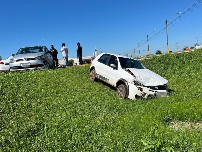 Carro cai em valeta após acidente em Santa Cruz