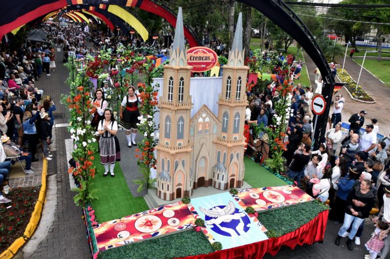 Desfile temático e show de Henrique & Juliano são destaques do segundo fim de semana