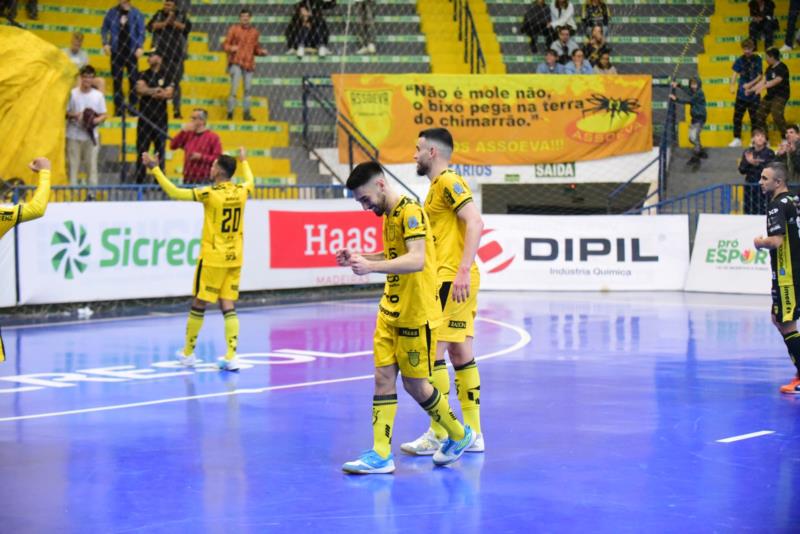 Assoeva vence o Jaraguá e sai na frente nas oitavas de final da Liga Nacional de Futsal