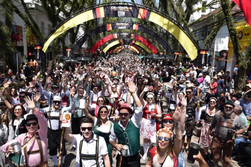 Alexandre Pires, Maiara e Maraísa, Desfile Temático; veja atrações dos últimos dias da Oktoberfest