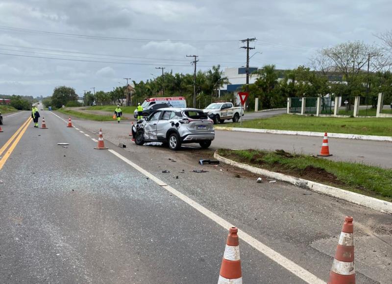 Colisão entre carro e caminhão deixa uma mulher ferida na RSC-287