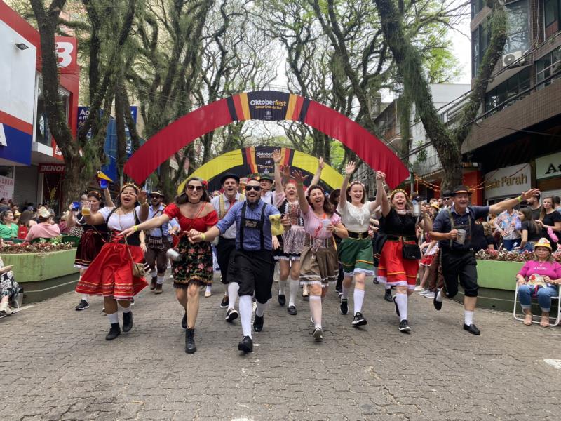 Último Desfile Temático abrilhantou a Rua Marechal Floriano; confira as fotos