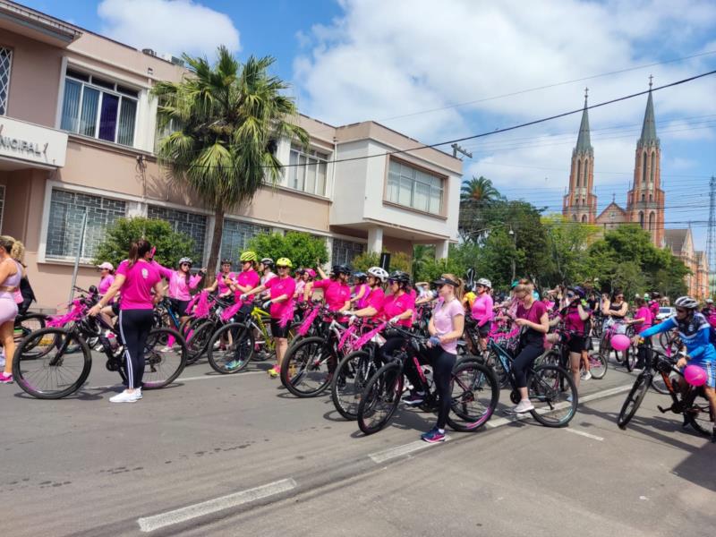 Mais de 120 ciclistas participam do Pedal Rosa