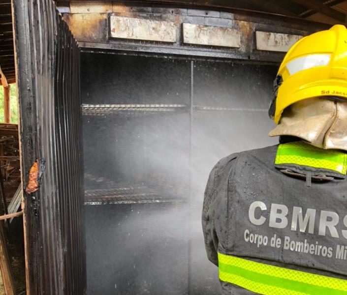 Estufa de tabaco pega fogo no interior do Meto Leitão