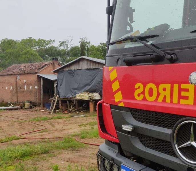 Estufa de tabaco pega fogo no interior de Venâncio Aires