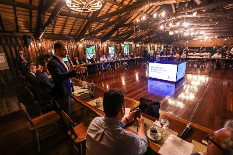 Governador apresenta a deputados projetos sobre educação