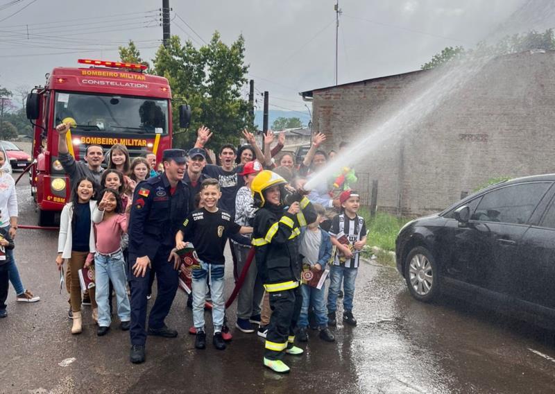 Menino santa-cruzense ganha surpresa do Corpo de Bombeiros em seu aniversário