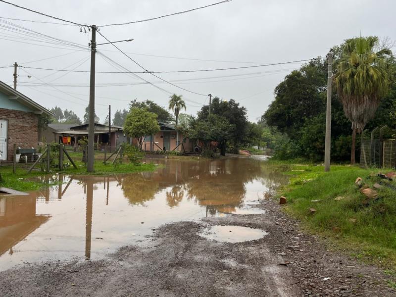 Rio Pardinho sai do leito e já alaga ruas do Bairro Várzea