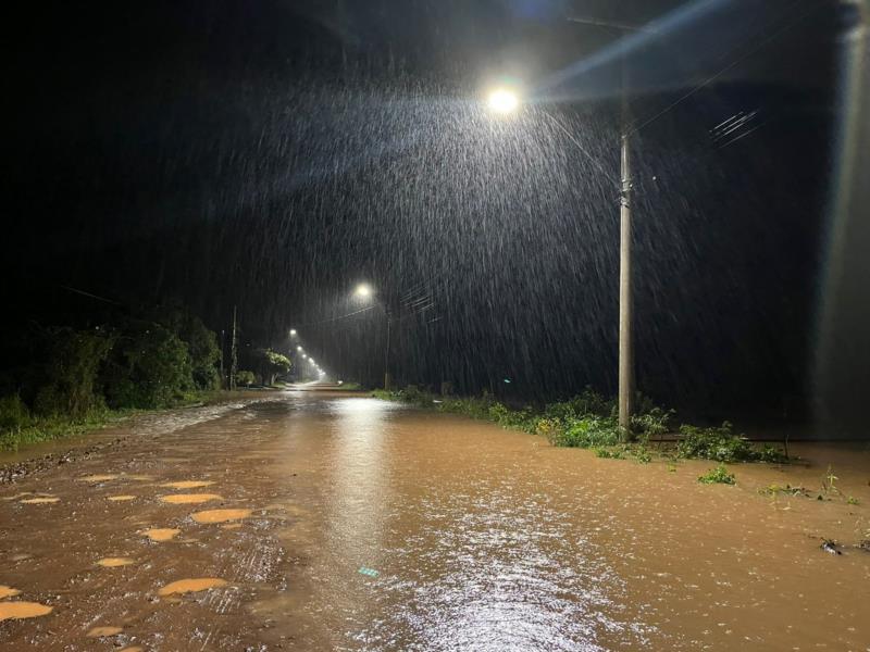 Com rua alagada, caminhão da Prefeitura realiza transporte de moradores