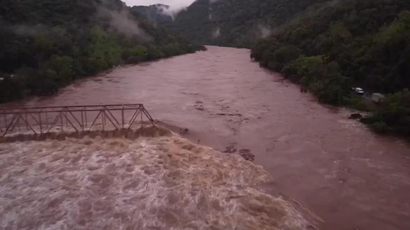 Ponte de ferro é destruída por correnteza de Rio