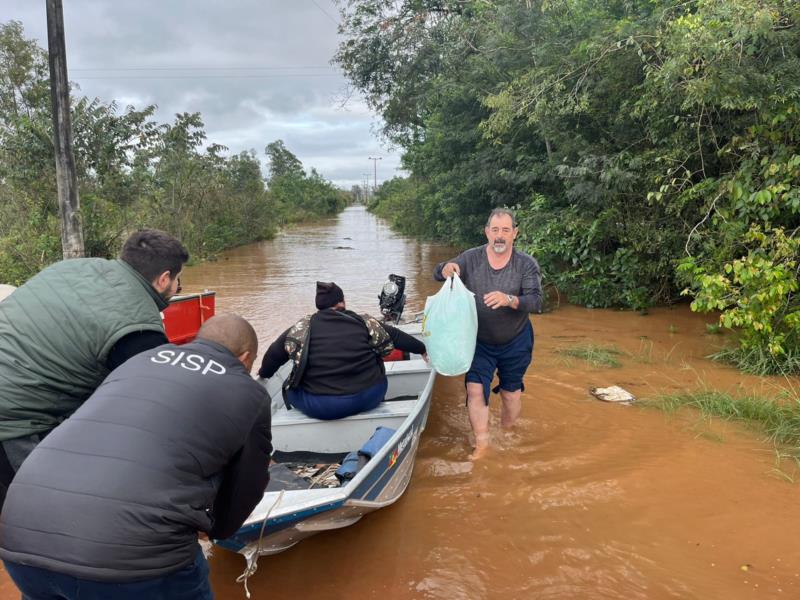 Pescador coloca barco à disposição para auxiliar no resgate de famílias ilhadas em Vila Mariante