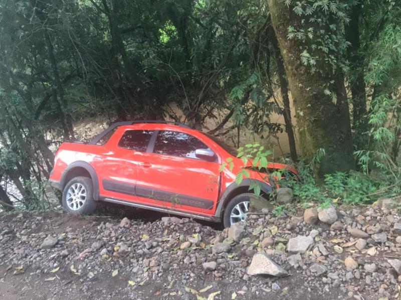 Carro bate em árvore no interior de Vera Cruz