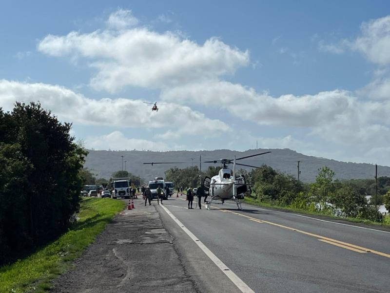 Helicópteros são utilizados em resgate de pessoas ilhadas em Vila Mariante