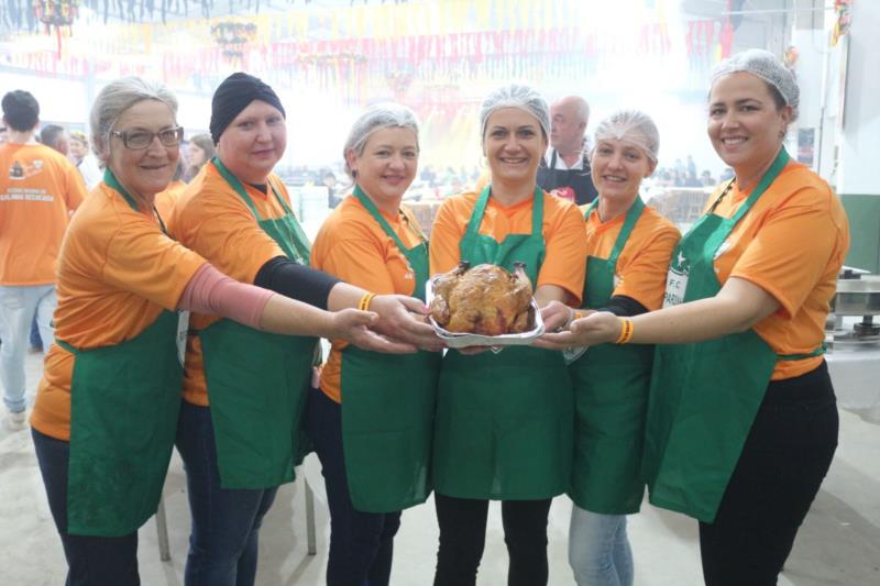 Festival Nacional da Galinha Recheada mobiliza comunidade por drive-thru