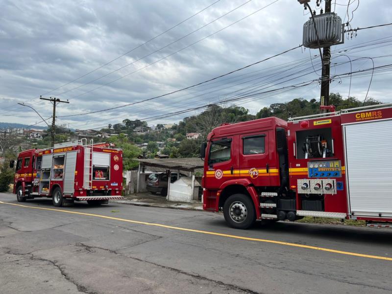 Casa pega fogo no Bairro Senai