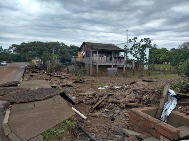 FOTOS: Após enchente tem início limpeza e organização de Vila Mariante