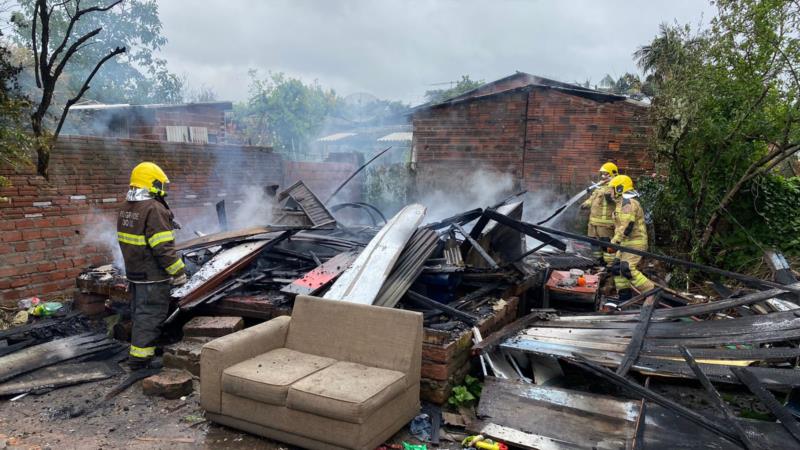 FOTOS: Incêndio destrói chalé em Vera Cruz