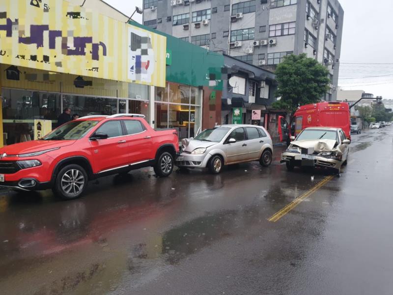 Acidente envolvendo três veículos é registrado no Centro de Venâncio Aires