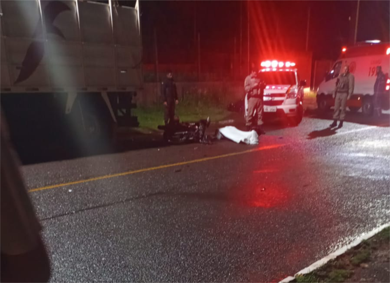 Motociclista morre após colidir em caminhão