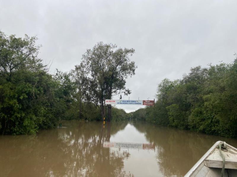 FOTOS: Casas são invadidas pela água no Balneário Porto Ferreira