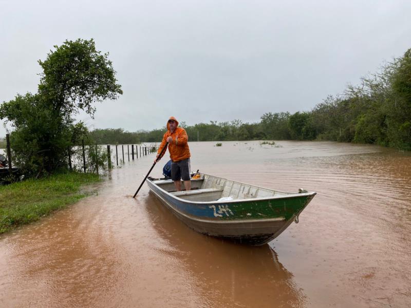 Barqueiro auxilia no transporte de pessoas ilhadas no Balneário Porto Ferreira