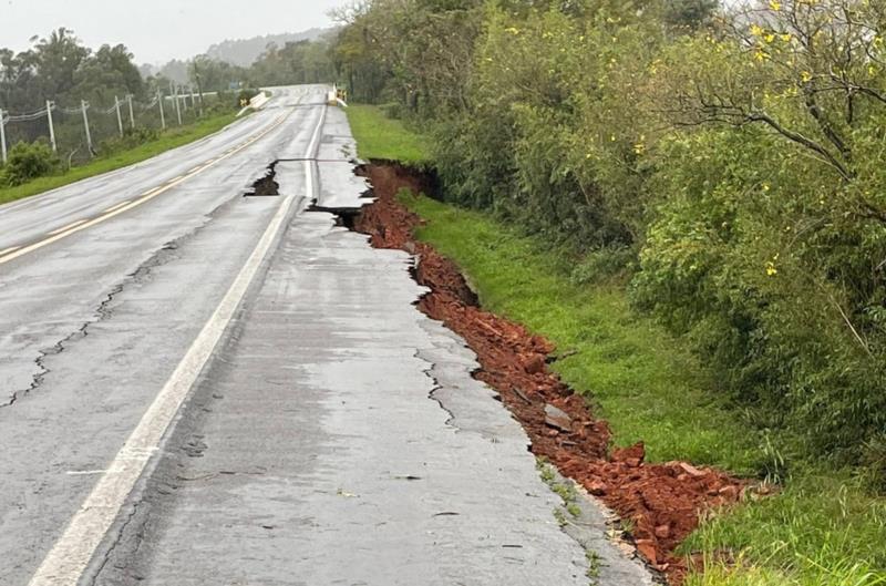 Asfalto da BR-153 cede com chuva e pista é parcialmente interditada em Cachoeira do Sul