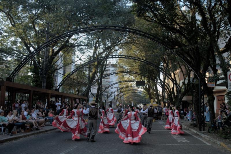 Espetáculos de música e dança animaram o domingo de sol em Santa Cruz