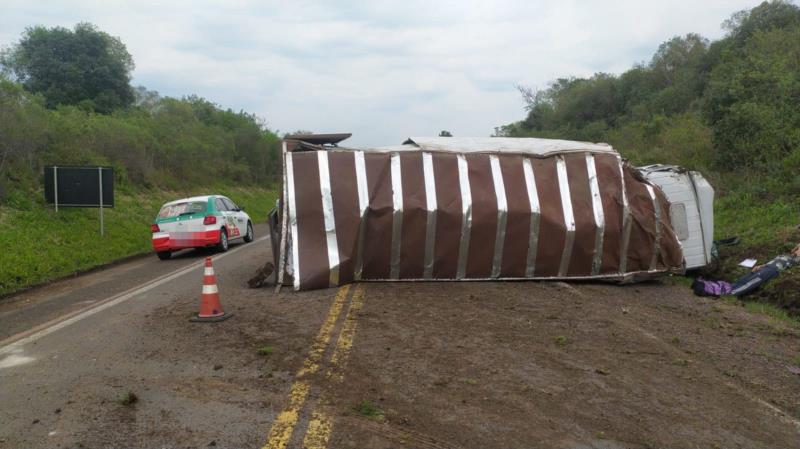 Caminhão tomba e deixa dois feridos em Encruzilhada do Sul