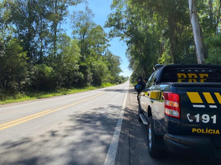 Polícia Rodoviária Federal prende dois homens por porte ilegal de munições na BR-386