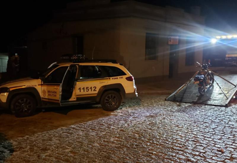 Jovem é preso com moto adulterada e menor é apreendido por tráfico de drogas em Encruzilhada do Sul