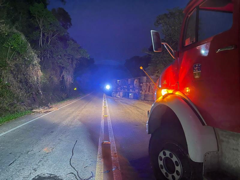 Caminhão que transportava gado tomba na ERS-400