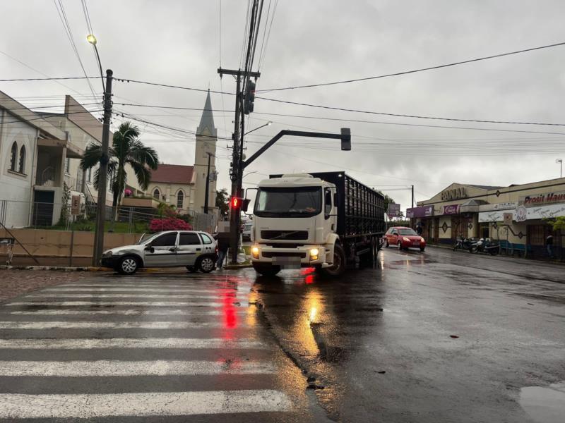 Carro e caminhão se envolvem em acidente em Vera Cruz