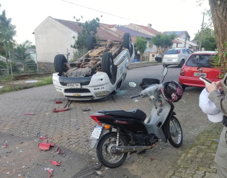 Viatura da Brigada Militar se envolve em acidente e capota no Bairro Arroio Grande