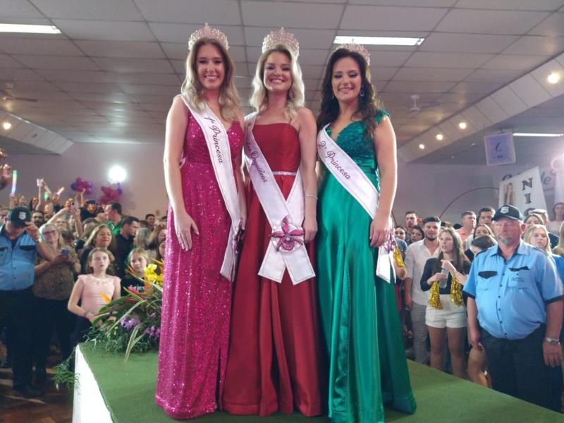 Geovana, Stefani e Tainá são as novas Soberanas da Festa das Orquídeas