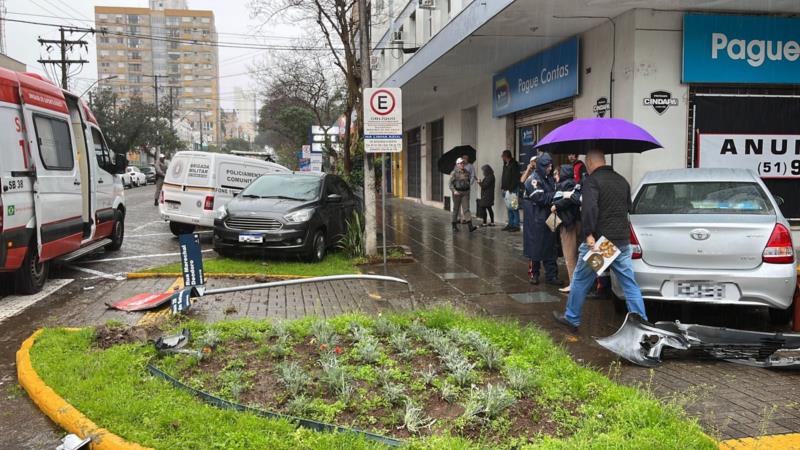 Acidente entre dois carros deixa mulher ferida em Santa Cruz