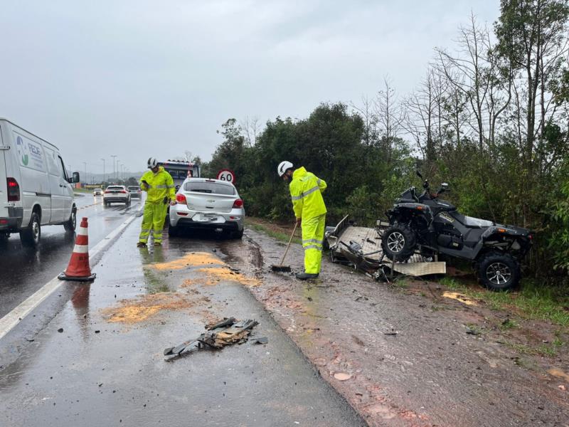 Reboque se solta e atinge veículo frontalmente na RSC-287 em Santa Cruz