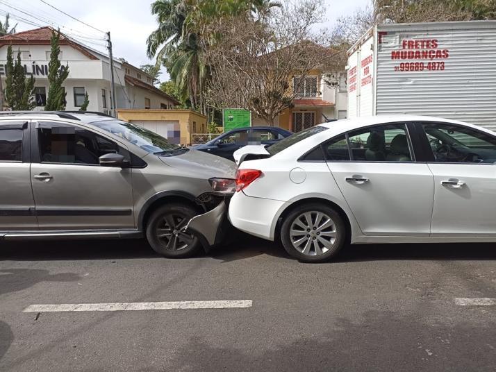 Quatro veículos se envolvem em acidente no Centro de Santa Cruz