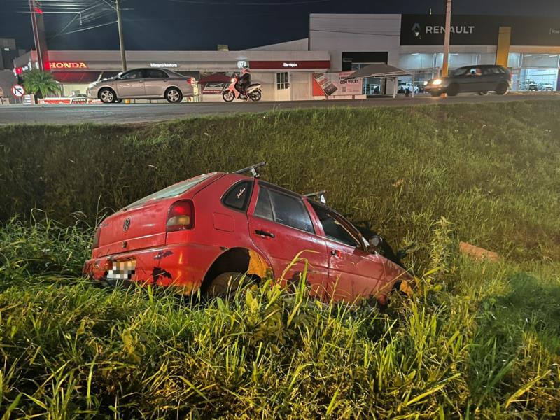 Motorista perde controle de veículo e cai em vala na BR-471