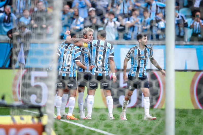 Grêmio vence o Fluminense de virada e retorna ao G-4 do Brasileirão