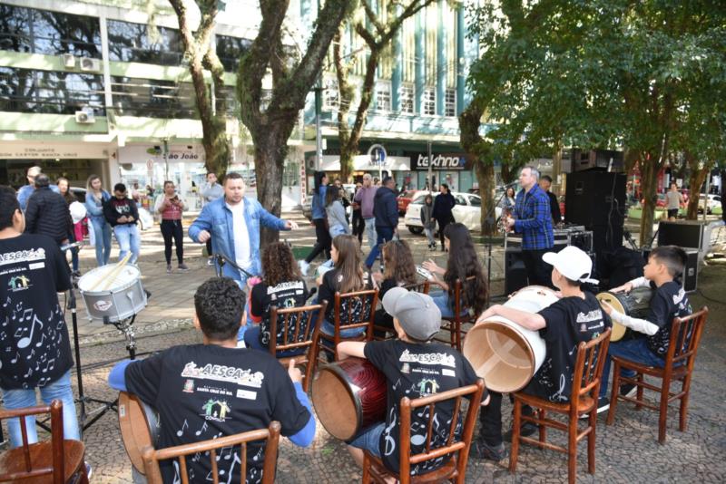 Em ritmo de samba, crianças levam muita animação pelo Música na Praça