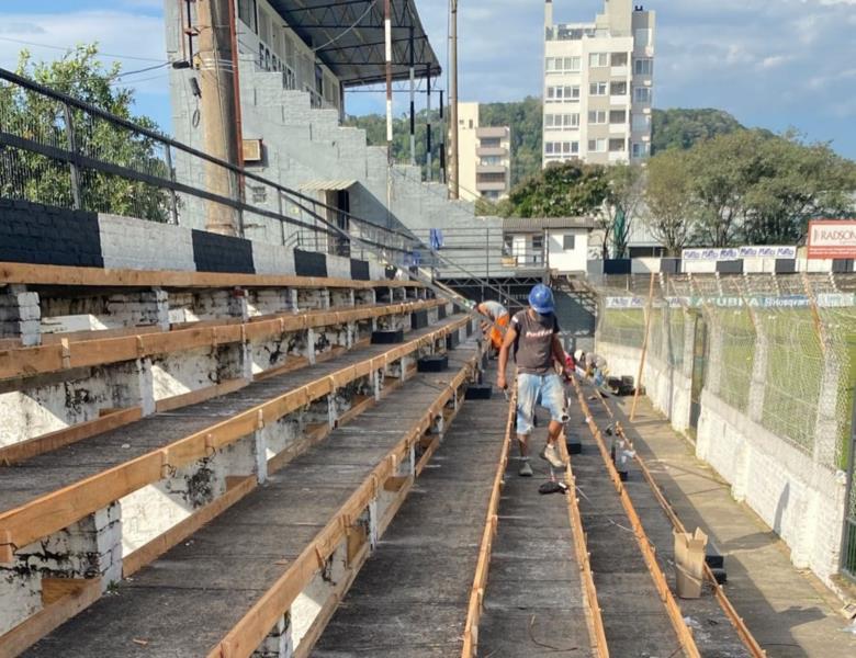 Santa Cruz reforça arquibancadas e espera receber cerca de mil torcedores na final