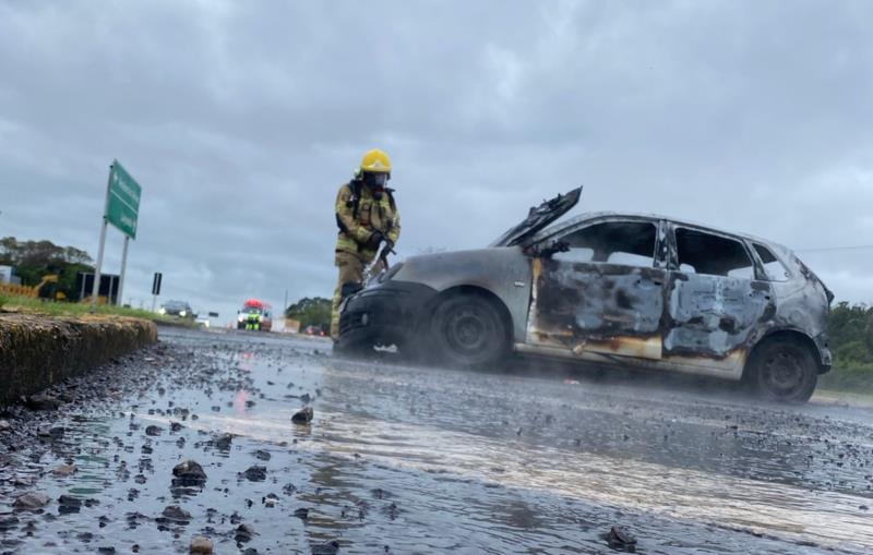 Carro pega fogo no trevo de acesso de Venâncio Aires