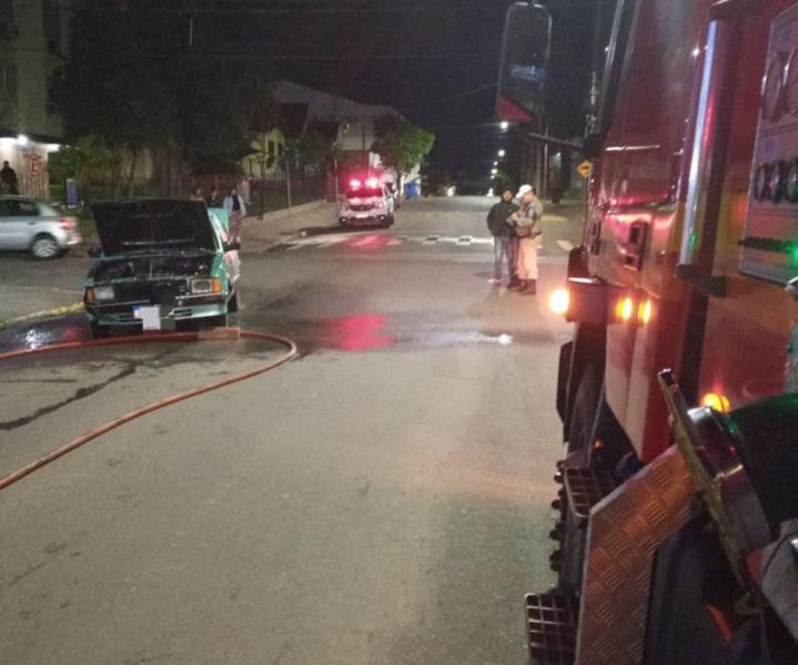 Incêndio em veículo mobiliza Corpo de Bombeiros de Venâncio Aires