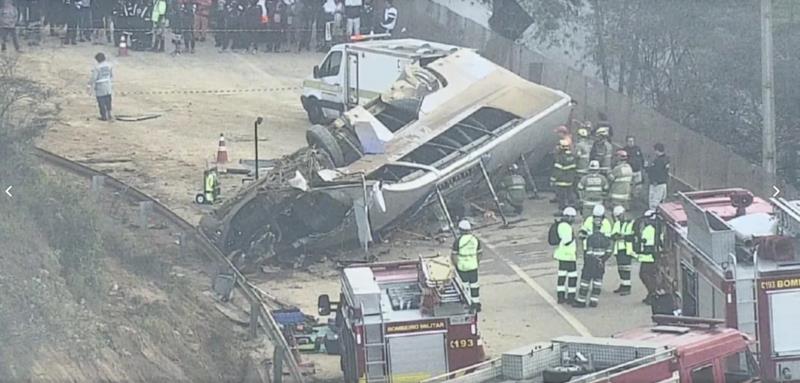 Ônibus com torcedores do Corinthians capota e deixa sete mortos