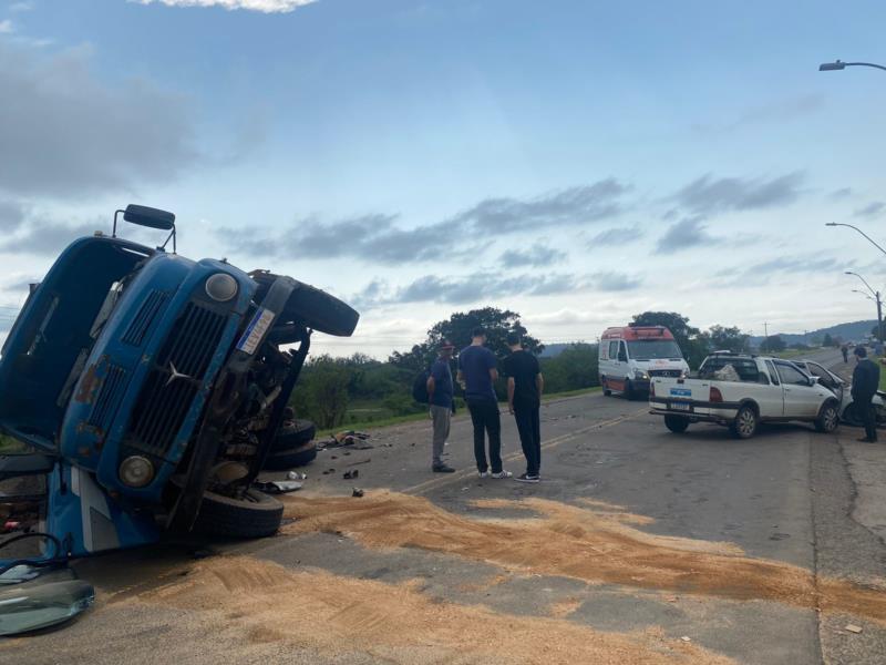 Caminhão capota e deixa três feridos em acidente na BR-471