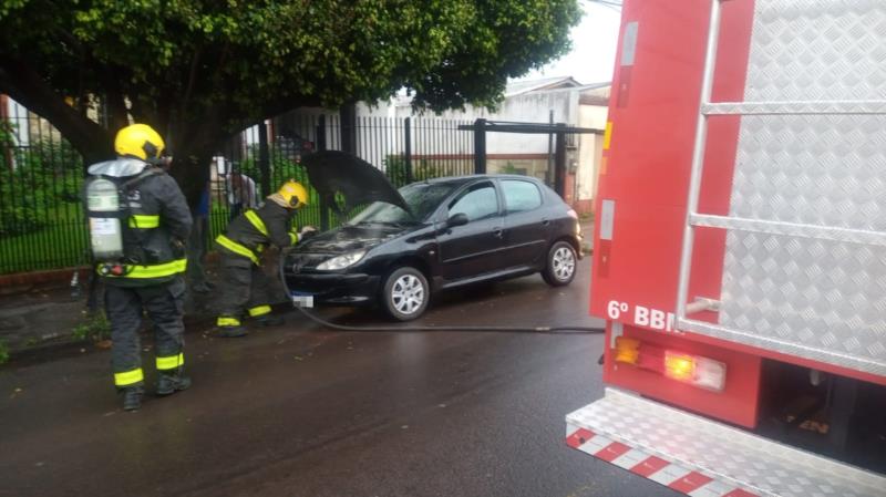 Incêndio em veículo mobiliza Corpo de Bombeiros