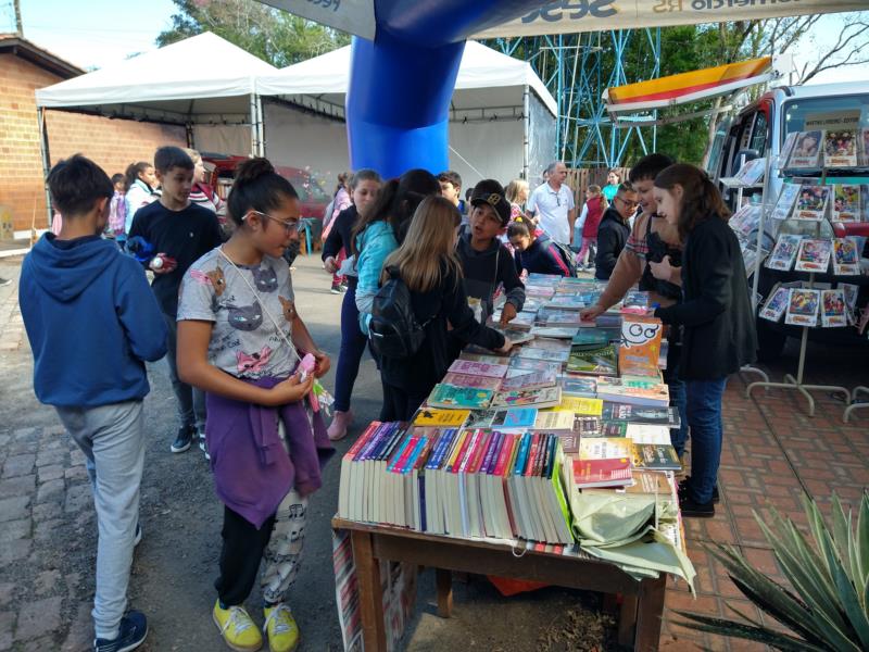 Presença das escolas e atrações artísticas marcam primeiro dia da Feira do Livro