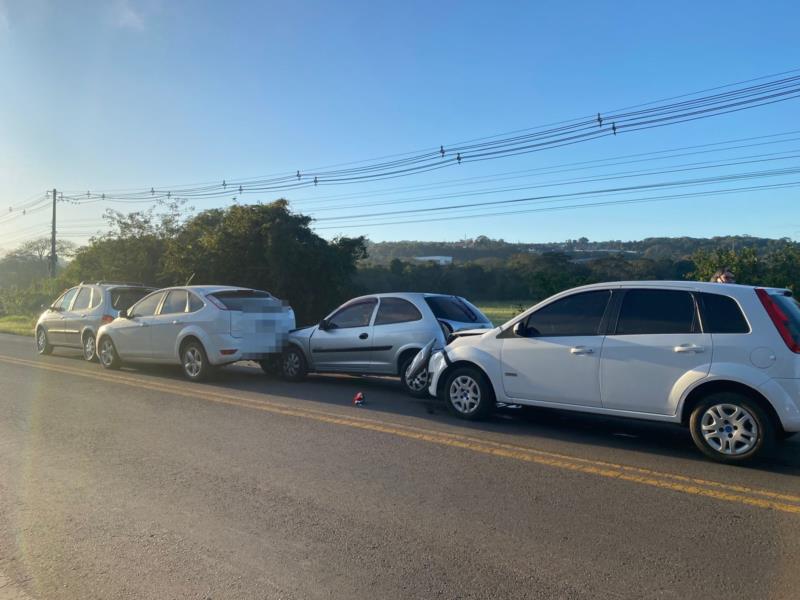 Quatro veículos se envolvem em acidente próximo ao Lago Dourado